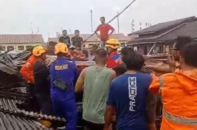Penjual Keliling Tewas Tertimpa Bangunan Ambruk Diterjang Angin Kencang di Balikpapan