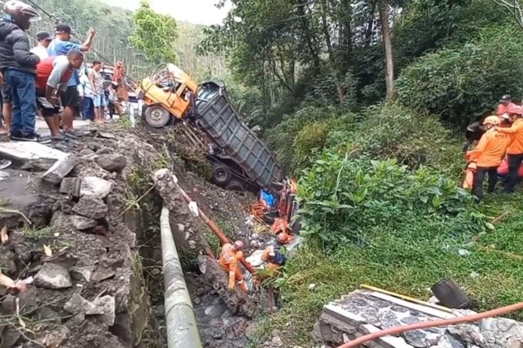 Kecelakaan Maut 2 Truk Terjun ke Parit di Semarang, 1 Orang Tewas Terjepit