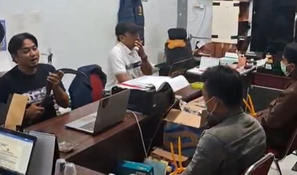 Wali Murid Penganiaya Guru MI di Sampang Ditangkap, Polisi Sita Celurit