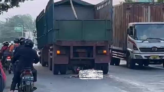 Motor Masuk Kolong Truk, 3 Remaja Tewas Terlindas di Jalur Pantura Probolinggo