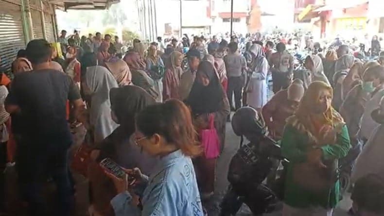 Resah, Ratusan Nasabah Geruduk Kantor Bank Cirebon Usai Izin Usaha Dicabut OJK