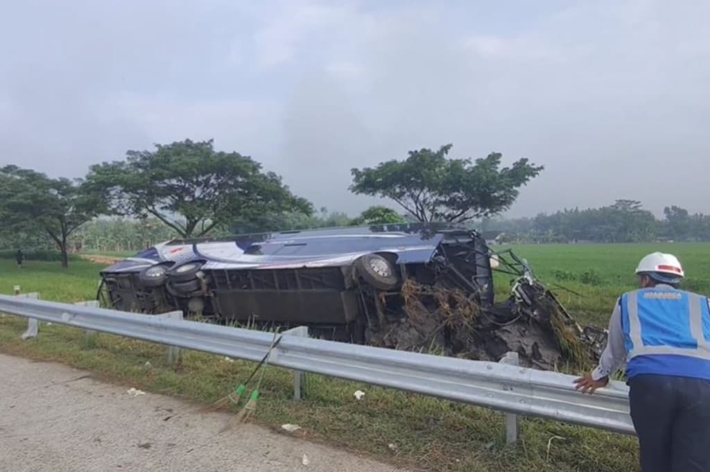 Kecelakaan Bus di Tol Ngawi-Solo, Pramugari Tewas dan 33 Orang Luka