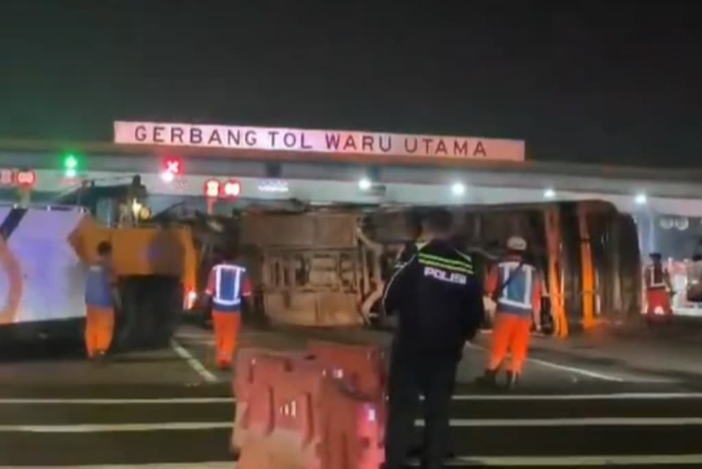 Kecelakaan Bus Pariwisata Terguling di Tol Waru Utama Surabaya, 12 Luka-luka