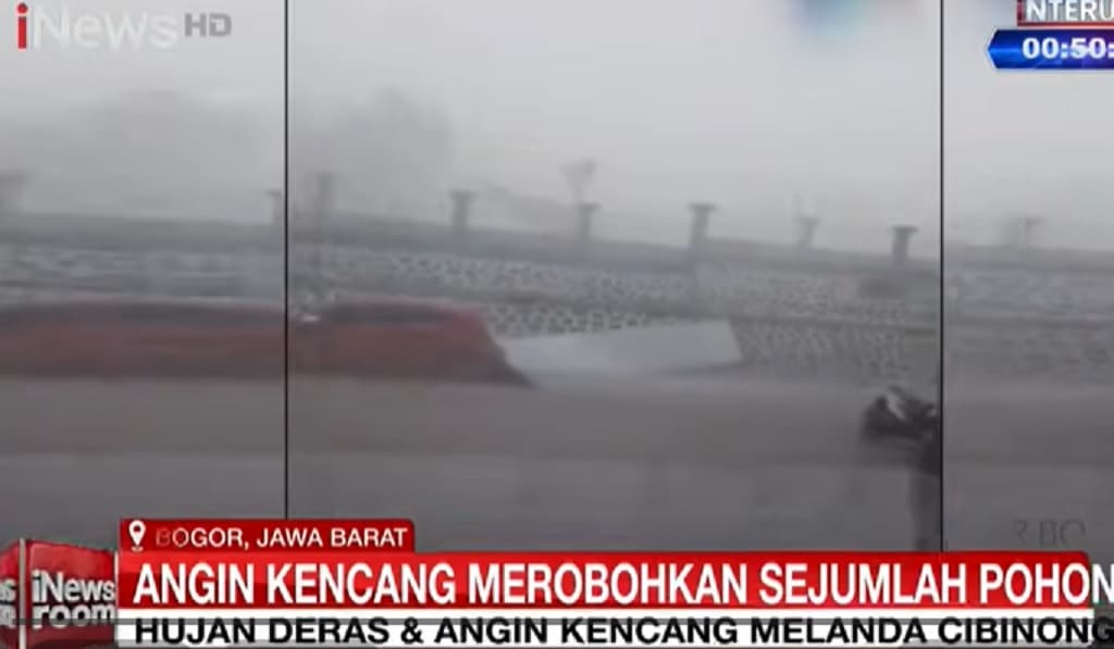Detik-Detik Mencekam Angin Puting Beliung Terjang Kawasan Stadion Pakansari