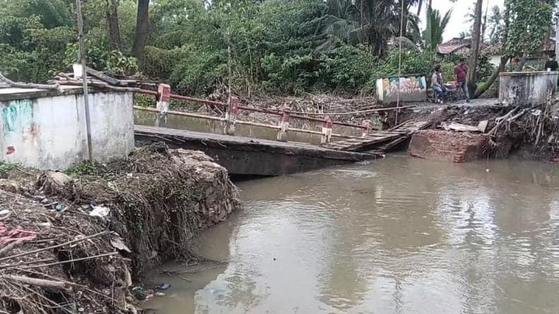 Jembatan di Sungai Cikambuy Serang Ambruk, Akses Kibin–Cikande Lumpuh Jembatan di Sungai Cikambuy Serang Ambruk, Akses Kibin–Cikande Lumpuh