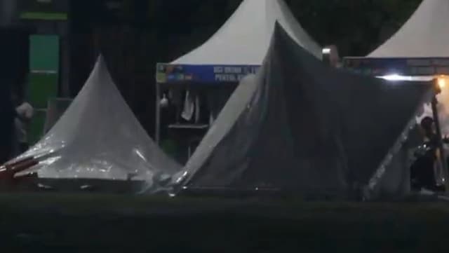 Tenda Pedagang UMKM di Lapangan Andi Makkasau Porak-poranda Diterjang Angin Kencang