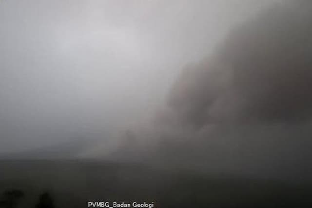 Gunung Semeru Meletus, Luncurkan Awan Panas Guguran Sejauh 6.000 Meter