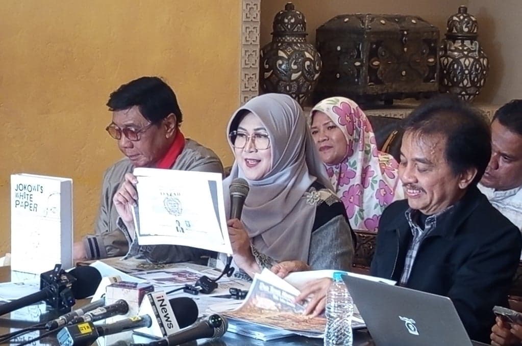 Dokter Tifa Ungkap Ilusi Transparansi Ijazah Jokowi: Kita Dipaksa Percaya Dokumen Itu Asli Dokter Tifa Ungkap Ilusi Transparansi Ijazah Jokowi: Kita Dipaksa Percaya Dokumen Itu Asli
