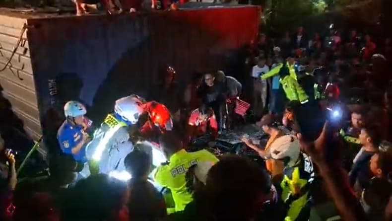 Truk Terguling Timpa Mobil Ditumpangi Sekeluarga di Karawang, 3 Orang Tewas 3 Luka