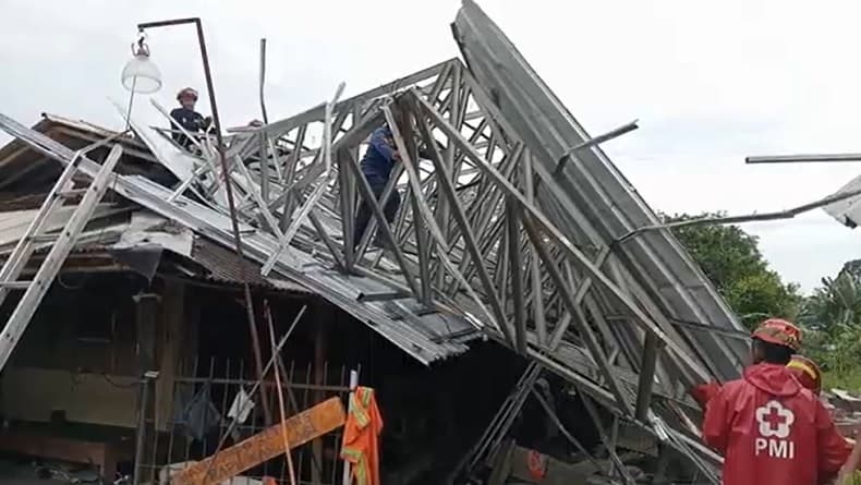 Atap Parkiran di Klaten Roboh Diterjang Angin Kencang, 3 Orang Luka 20 Kendaraan Rusak