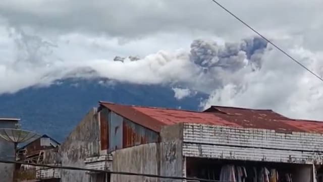 Gunung Marapi Kembali Meletus, Hujan Abu Guyur Sejumlah Wilayah di Sumbar