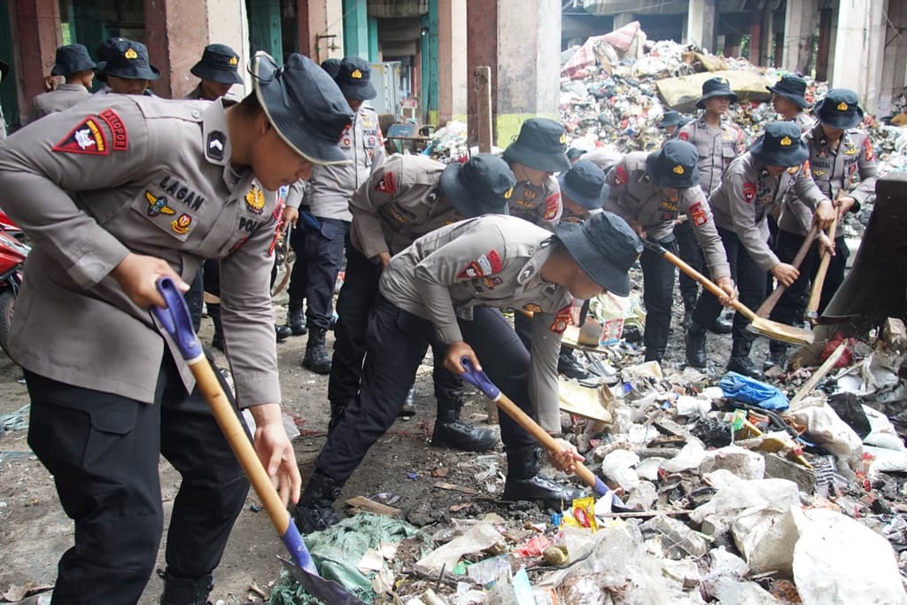 Kapolda Metro Jaya Pimpin Gerakan Bang Jasri, Ajak Warga Jadikan Kebersihan sebagai Budaya