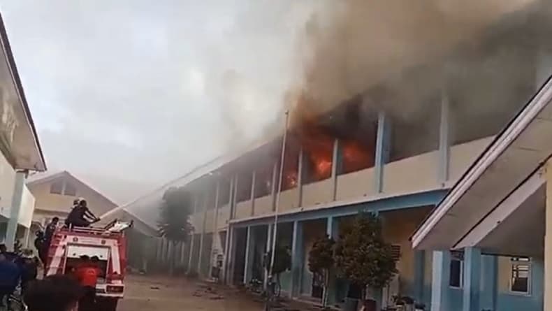6 Ruang Kelas dan Kantin SMPN 2 Sungai Penuh Jambi Ludes Terbakar, Warga Panik