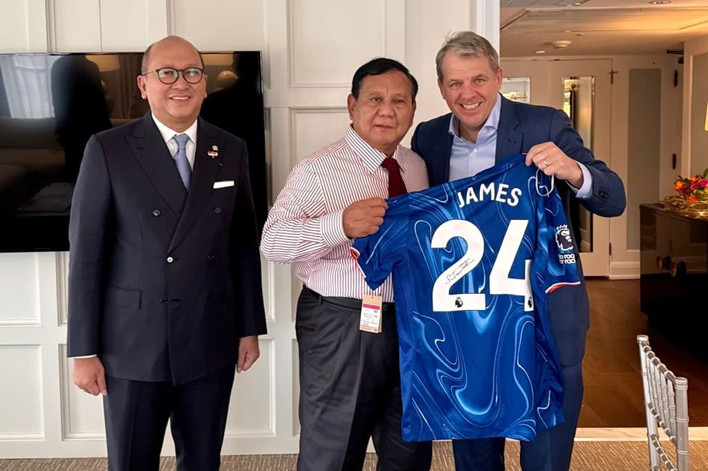 Momen Prabowo Bertemu Pemilik Chelsea di AS, Dapat Jersey Reece James