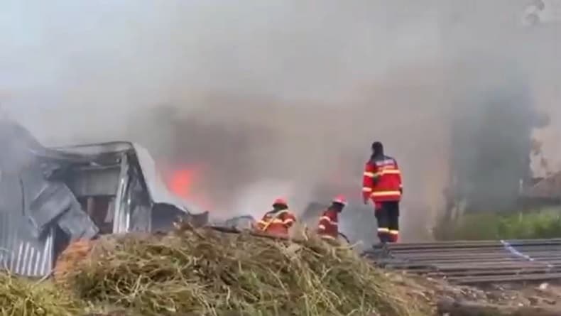 Kebakaran Hebat di Bandung Barat, 2 Gudang dan Bengkel Hangus Dilalap Api