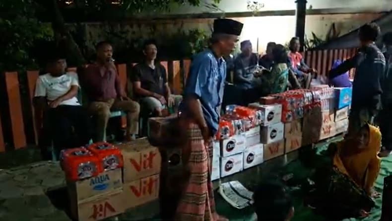 Kawal Sidang Aktivis Pati, Warga Salurkan Donasi ke Posko di Depan Pengadilan