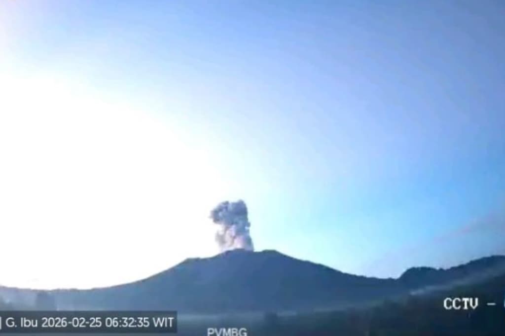 Gunung Ibu Meletus Pagi Ini, Kolom Abu Capai Ketinggian 600 Meter