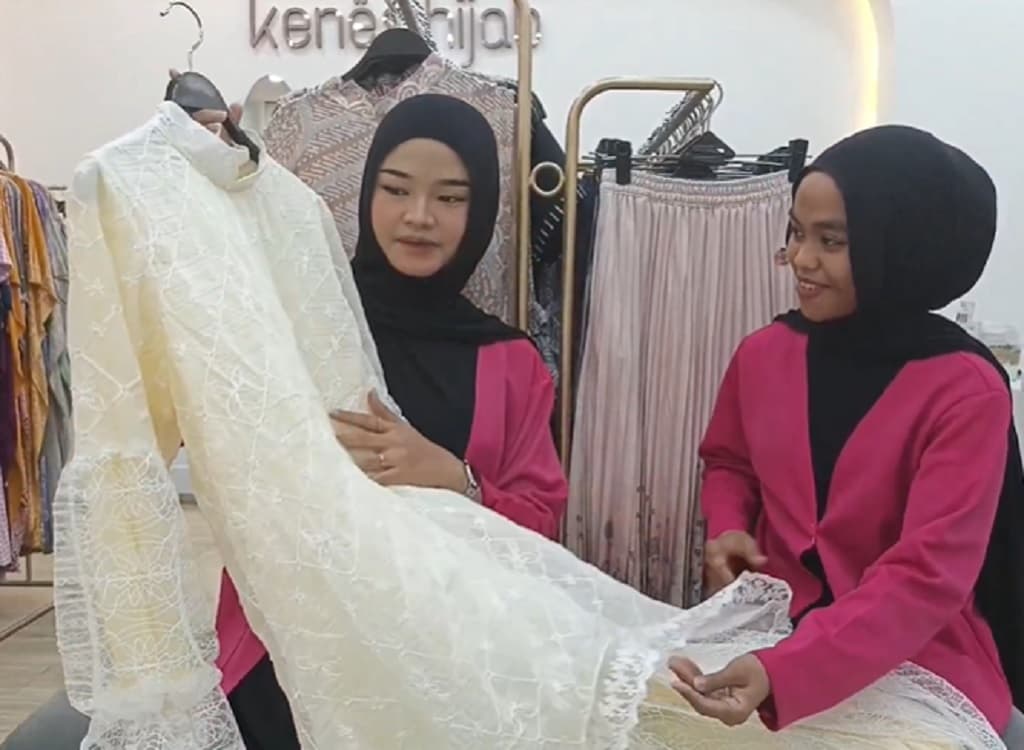 Tren Busana Lebaran 2026, Gamis Bini Orang di Cirebon Ludes Diborong Emak-Emak