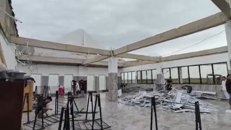 Angin Kencang Terbangkan Atap Resto 3 Lantai di Maros, Satu Karyawan Terluka