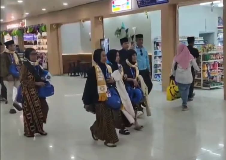 Tiba di Bandara Juanda, Begini Cerita Pedagang Tempe Pulang Umrah di Tengah Perang AS vs Iran