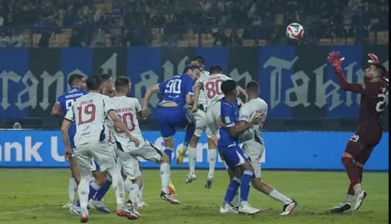 Drama 4 Gol di GBT! Persebaya vs Persib Berakhir 2-2, Diwarnai VAR dan Comeback