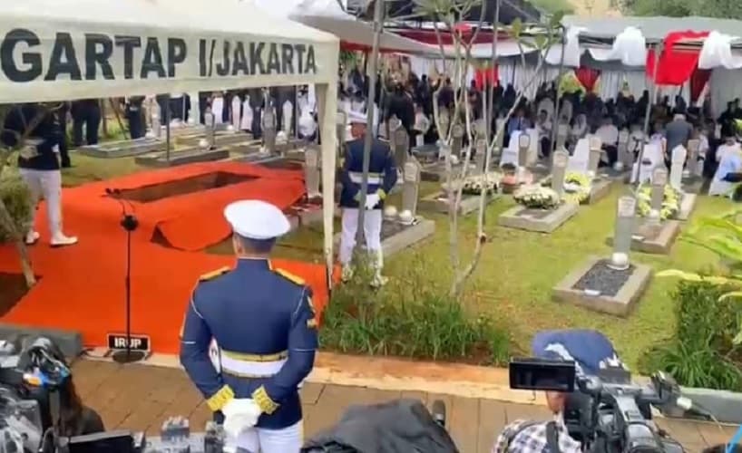 Hujan Iringi Prosesi Pemakaman Try Sutrisno di TMP Kalibata