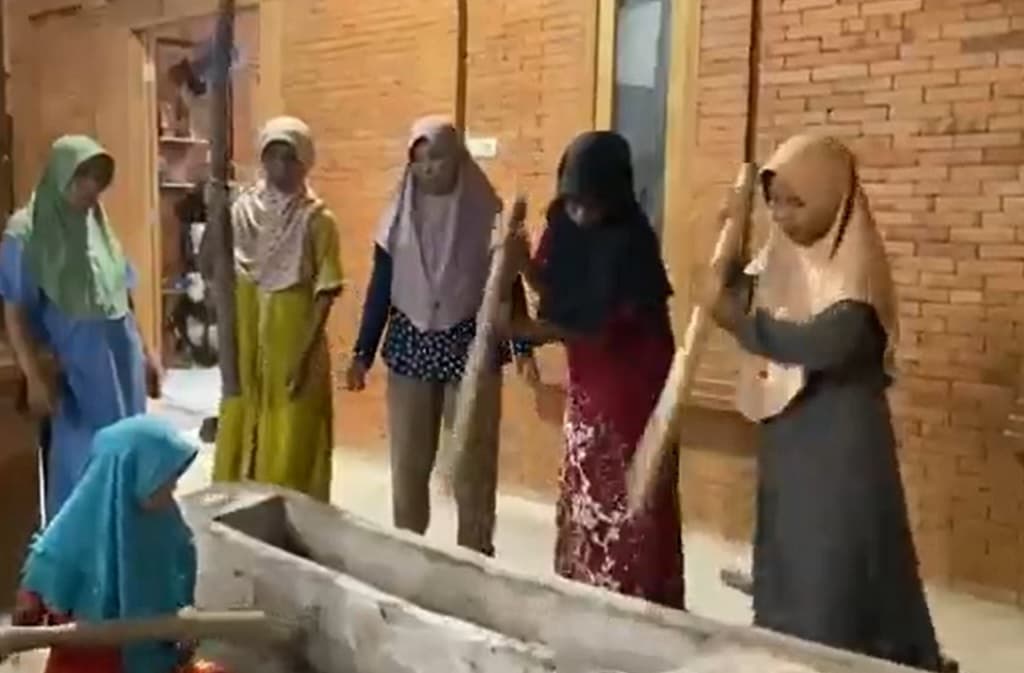 Gerhana Bulan, Warga Jombang Tabuh Lesung dan Ibu Hamil Duduki Sapu Lidi