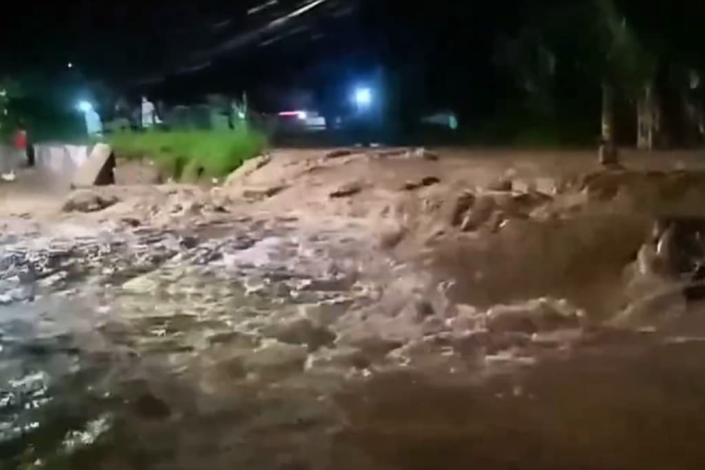 Tanggul Sungai Plumbon Semarang Jebol, Banjir Lumpur Terjang Rumah dan Pesantren
