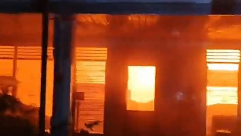 Usai Sahur, Rumah yang Dijadikan Kafe di Palangka Raya Ludes Terbakar Usai Sahur, Rumah yang Dijadikan Kafe di Palangka Raya Ludes Terbakar