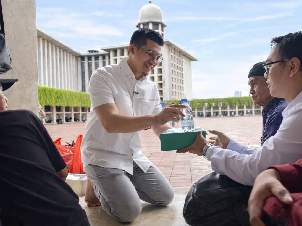 Momen Irwansyah Berbagi Takjil di Masjid Istiqlal, Ini Potretnya!