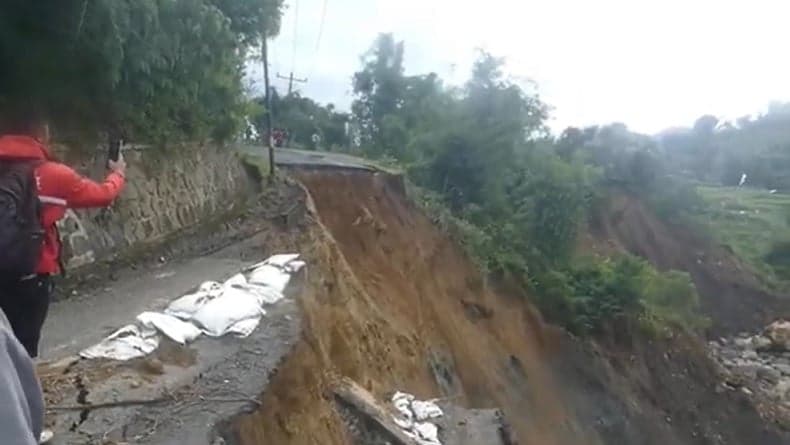 Jalur Utama ke Dieng di Banjarnegara Longsor, Kendaraan Dialihkan ke Jalur Alternatif