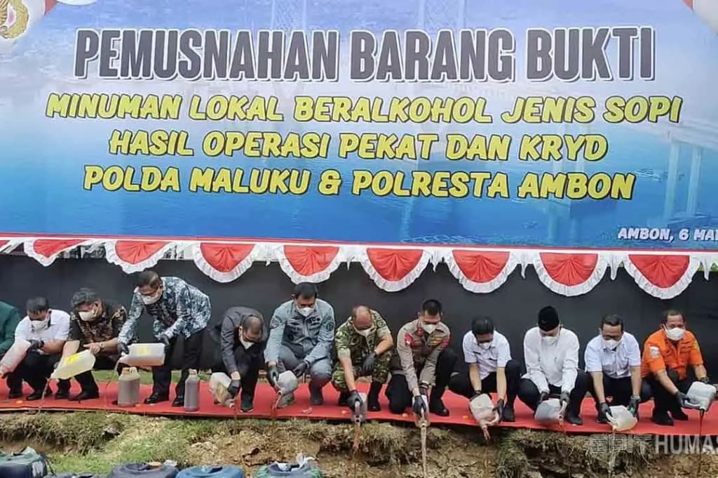 Polda Maluku Musnahkan 5.856 Liter Miras Hasil Razia di Pelabuhan