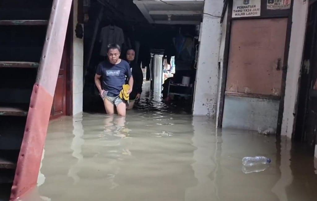 Puluhan Rumah di Karet Pasar Baru Terendam Banjir Imbas Luapan Kali Anak Ciliwung