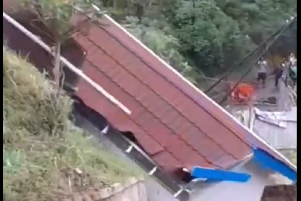 Mencekam! Detik-Detik Longsor Seret Gedung SMP Muhammadiyah Cilibur Brebes