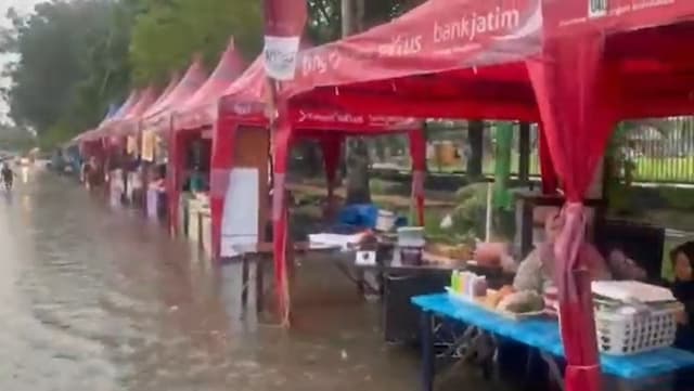 Hujan Deras, Bazar Takjil Ramadan di Alun-Alun Bangkalan Kebanjiran