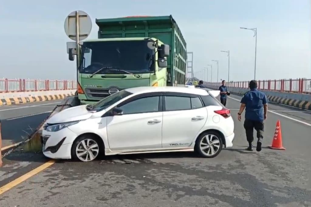 Kecelakaan di Jalur Mudik Suramadu, Truk Tabrak Sedan Bawa Satu Keluarga