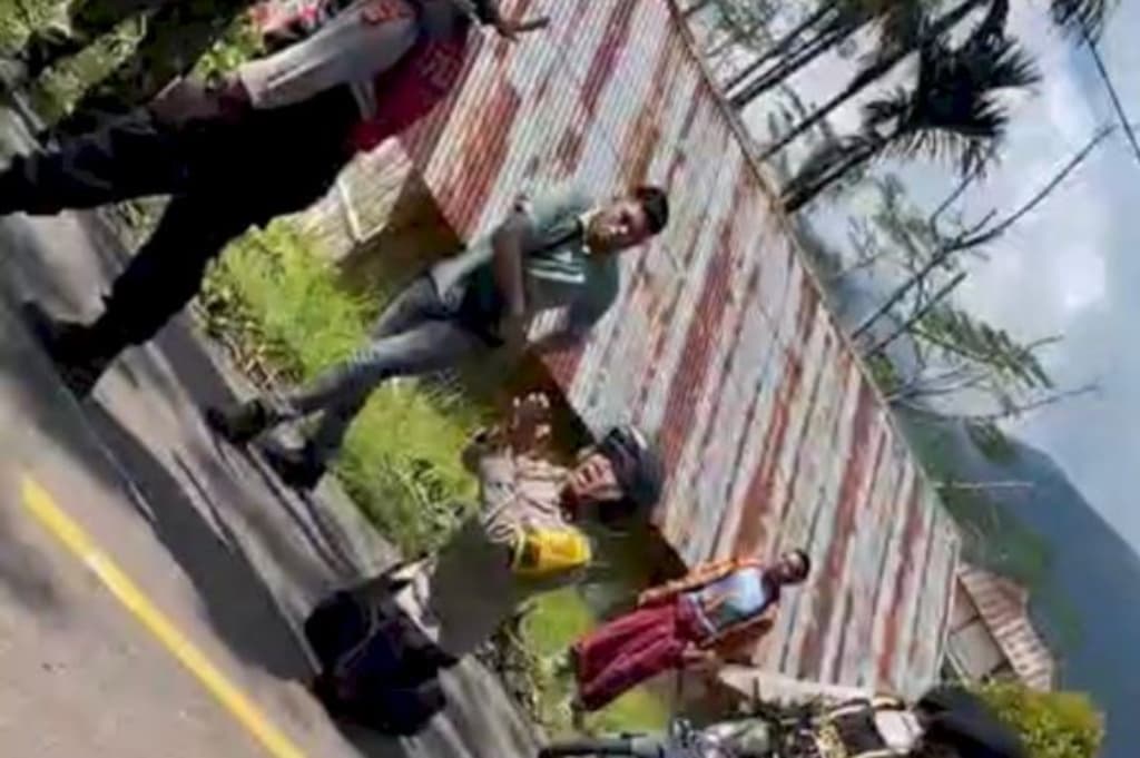 Momen Polisi Berlutut Cegah Perang Tanding 2 Masyarakat Adat akibat Sengketa Tanah Ulayat