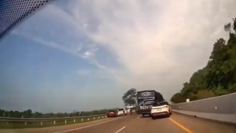 6 Kendaraan Kecelakaan Beruntun di Tol Batang Terekam Kamera, Dipicu Bus Ugal-ugalan