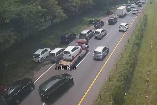 Lalu Lintas Tol Cipali Tersendat, Banyak Mobil Berhenti di Bahu Jalan 