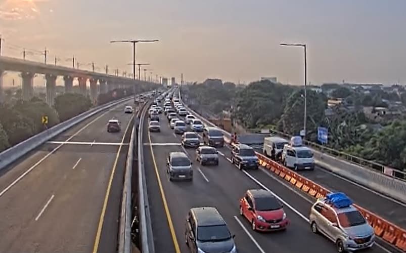 Kecelakaan Beruntun di Tol MBZ KM 22, Lalu Lintas Arah Cikampek Tersendat