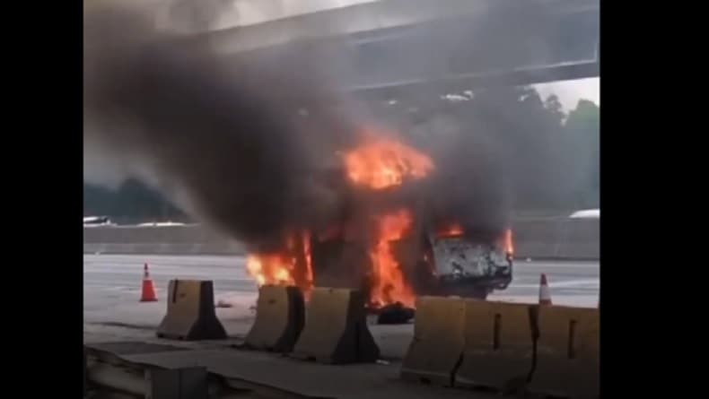 Minibus Bawa Belasan Pemudik Terbakar di Tol Jakarta–Cikampek, Sumber Api dari Mesin