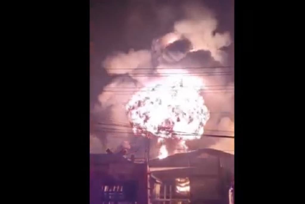 Kebakaran Pabrik Cat di Gresik, Kobaran Api Disertai Ledakan Bikin Panik Warga