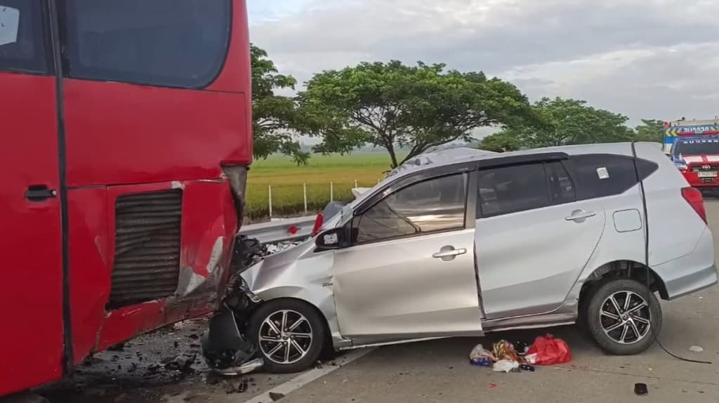 Kecelakaan Maut Minibus Tabrak Bus di Tol Tegal-Pemalang, Sekeluarga Tewas