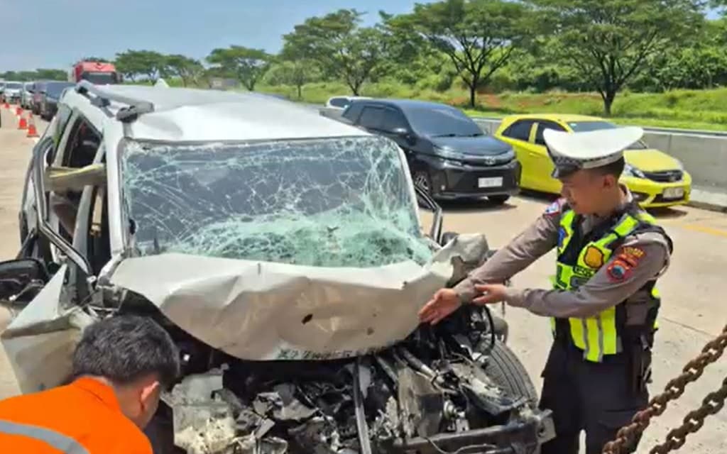 Kecelakaan Maut Xpander Hantam Bus Mogok di Tol Batang, 2 Orang Tewas 2 Luka Berat