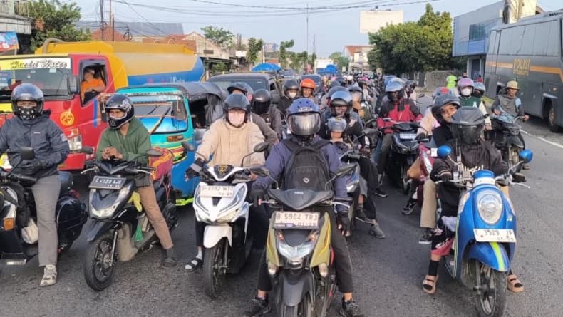 Puncak Arus Mudik H-2 Lebaran, Jalur Pantura Cirebon Padat Didominasi Motor