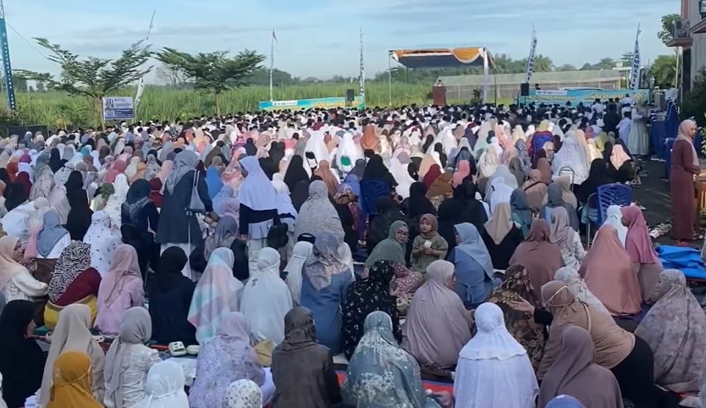 Warga Muhammadiyah Jombang Salat Idulfitri di JMC, Jemaah Meluber hingga Jalan Raya