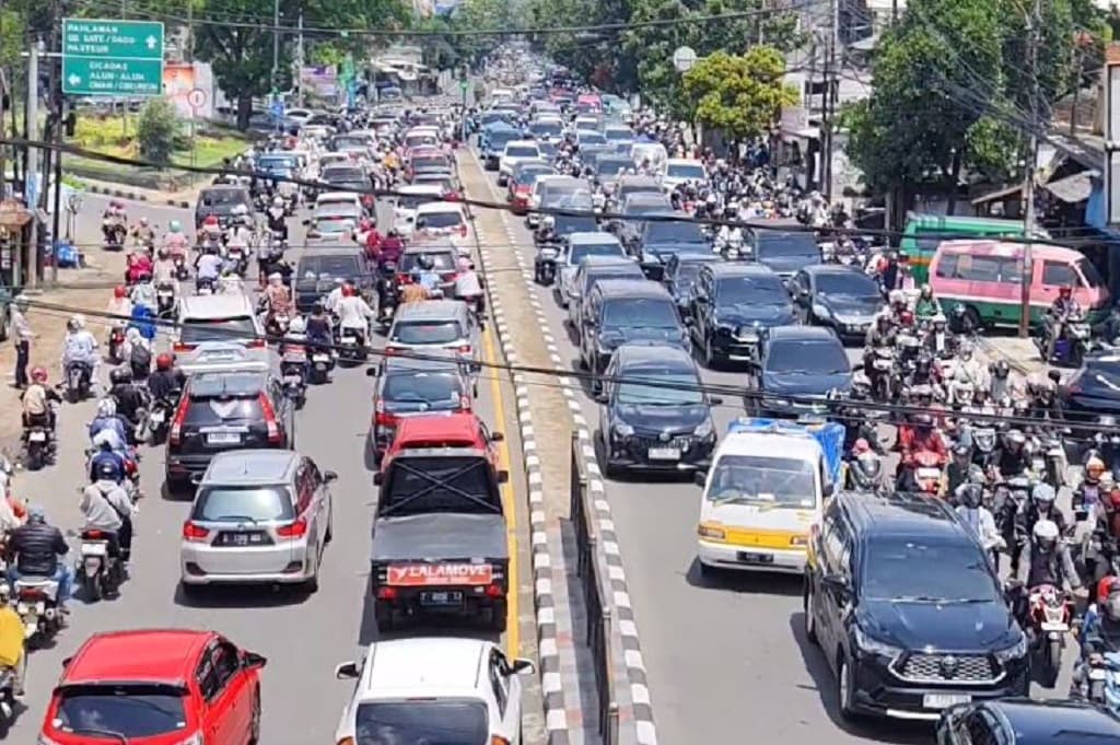 Macet Parah usai Salat Id, Jalur Arteri Bandung Lumpuh Dipicu Mudik Lokal
