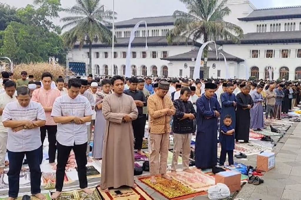 Ribuan Jemaah Padati Gedung Sate, Dedi Mulyadi Salat Id Bersama Warga