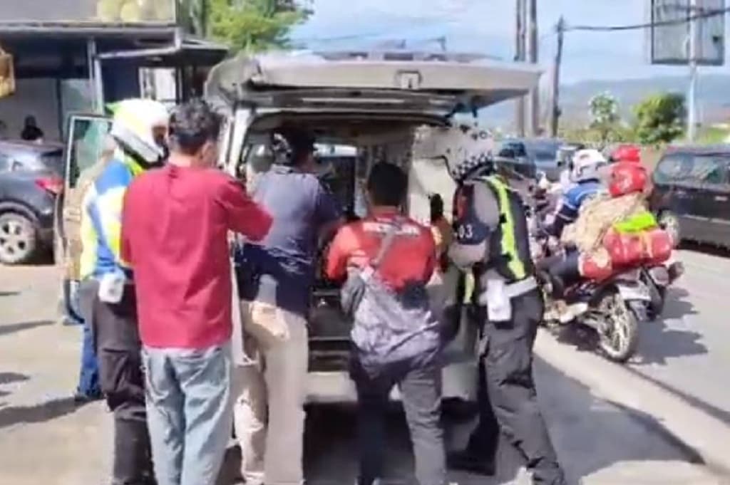 Geger! Pemudik Perempuan Pingsan lalu Meninggal di Gerbang Tol Cisumdawu