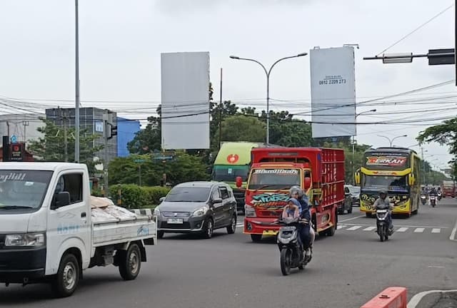 Jalur Pantura Cirebon Dipadati Pemudik dan Truk saat Puncak Arus Balik Lebaran
